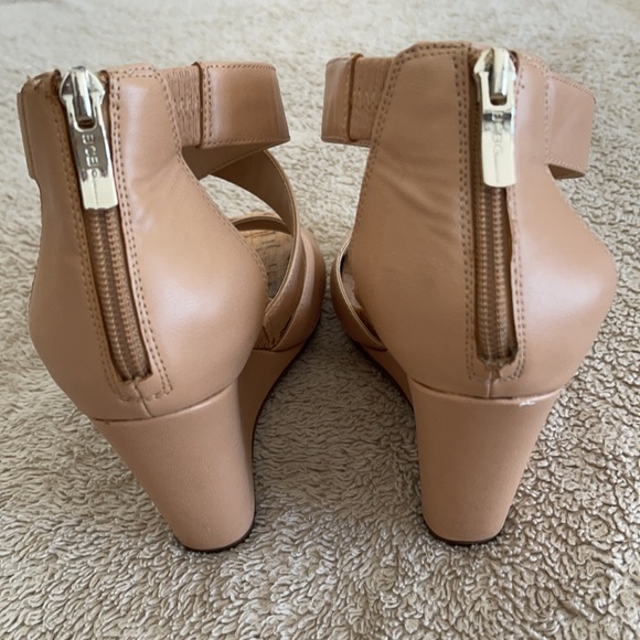 BCBGENERATION . Size 7/5. Color cream - Picture 3 of 6